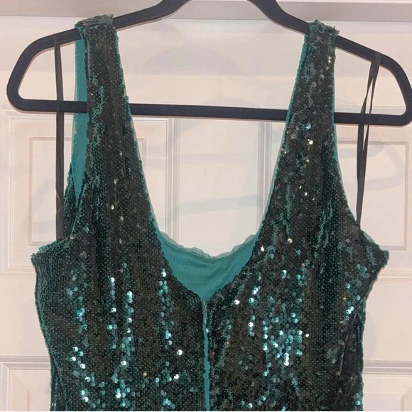 Elegant Green Sequin Dress - Picture 2 of 6
